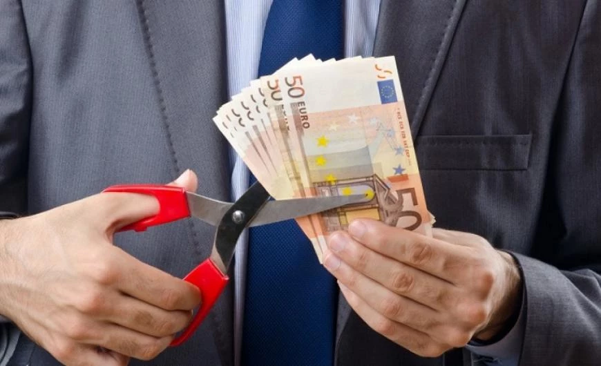 Αναδρομικά στο Δημόσιο: Ξεχάστε τα ποσά που περιμένετε – Έρχεται διπλό «ψαλίδι»